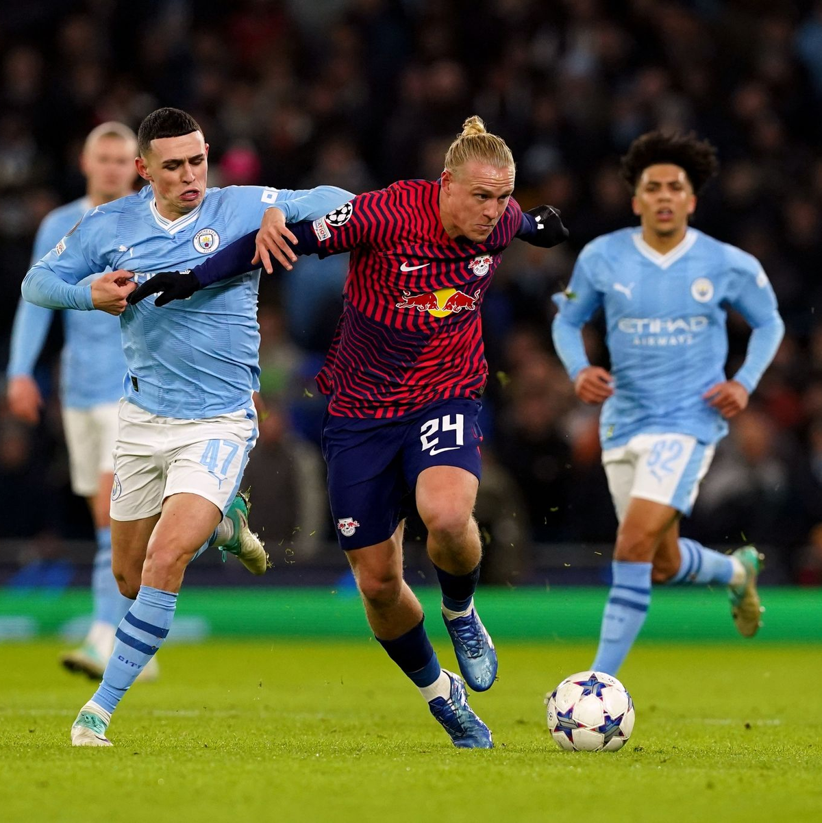 Xaver Schlager (r) und RB Leipzig mussten sich trotz 2:0-Führung in Manchester geschlagen geben. - Foto: Martin Rickett/PA Wire/dpa