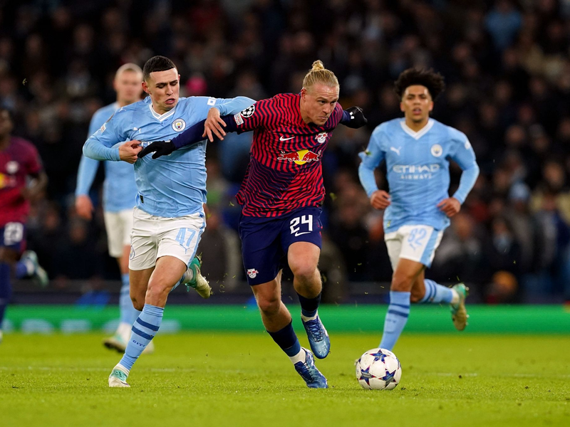 Trotz eines Doppelpacks von Lois Openda (M) muss sich der RB Leipzig gegen Manchester City geschlagen geben. - Foto: Martin Rickett/PA Wire/dpa