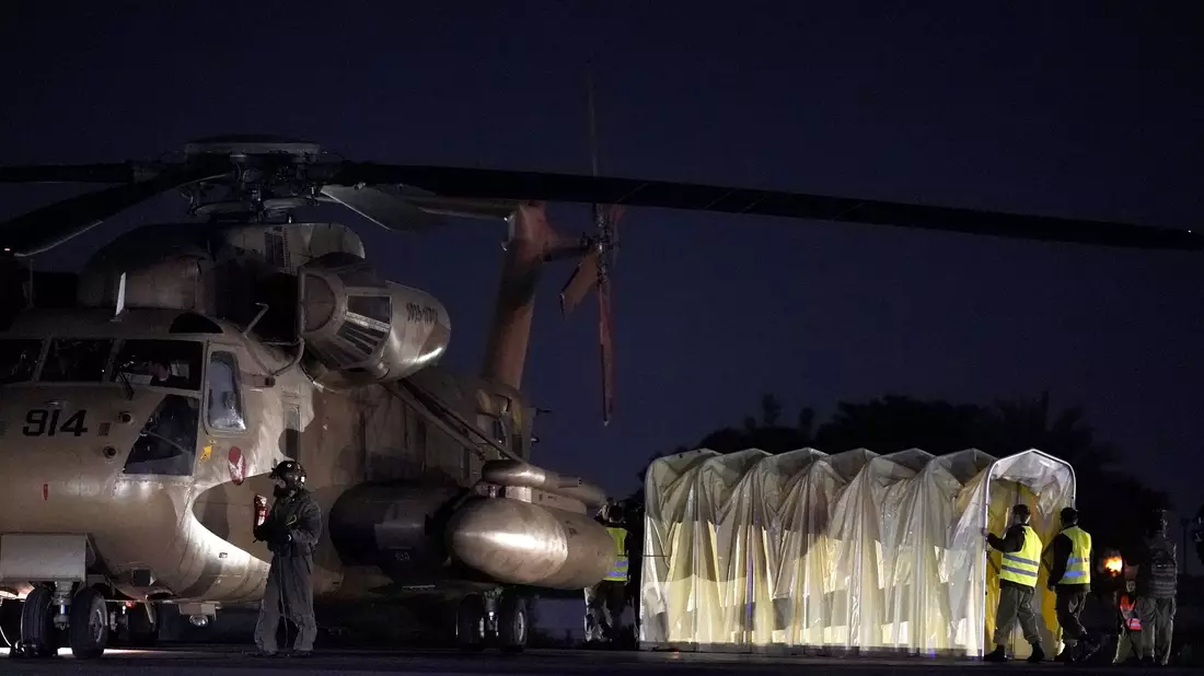Personal arbeitet in der Nähe eines Hubschraubers, der die von der Hamas freigelassenen israelischen Geiseln in das Ichilov-Krankenhaus in Tel Aviv transportiert hat. - Bild: Leo Correa/AP/dpa
