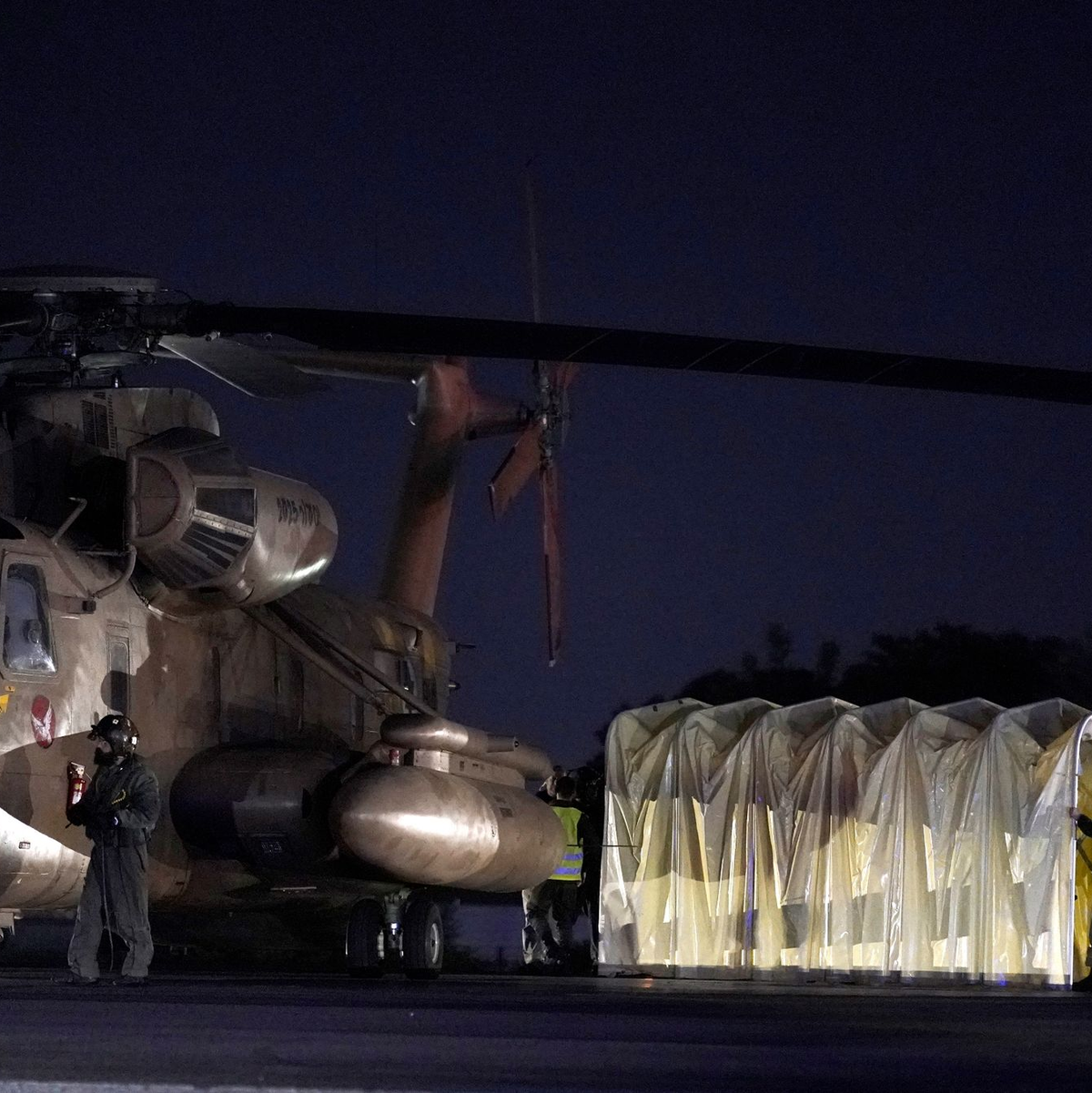 Personal arbeitet in der Nähe eines Hubschraubers, der die von der Hamas freigelassenen israelischen Geiseln in das Ichilov-Krankenhaus in Tel Aviv transportiert hat. - Foto: Leo Correa/AP/dpa