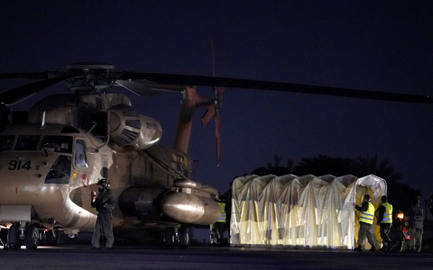Personal arbeitet in der Nähe eines Hubschraubers, der die von der Hamas freigelassenen israelischen Geiseln in das Ichilov-Krankenhaus in Tel Aviv transportiert hat. - Foto: Leo Correa/AP/dpa