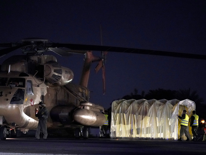 Personal arbeitet in der Nähe eines Hubschraubers, der die von der Hamas freigelassenen israelischen Geiseln in das Ichilov-Krankenhaus in Tel Aviv transportiert hat. - Foto: Leo Correa/AP/dpa