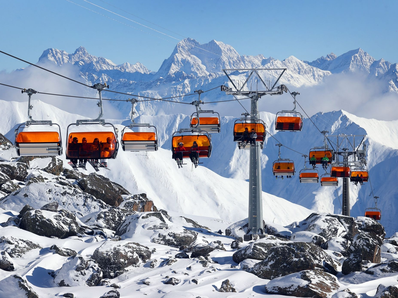 Auf den deutschen Skipisten fahren Familien noch relativ günstig. - Foto: Karl-Josef Hildenbrand/dpa