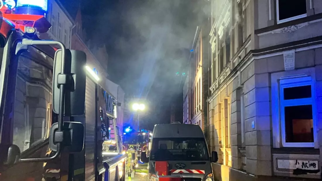 FW-GE: Brand mit Menschenleben in Gefahr in Ückendorf - Feuer in einem Mehrfamilienhaus an der Metzer Straße - Bild: presseportal.de