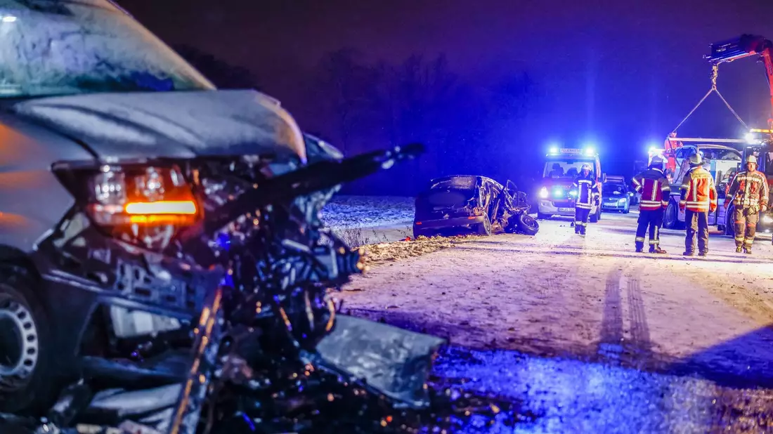 Unfallfahrzeuge stehen auf der schneebedeckten Straße in Heilsbronn. - Bild: David Oßwald/NEWS5/dpa