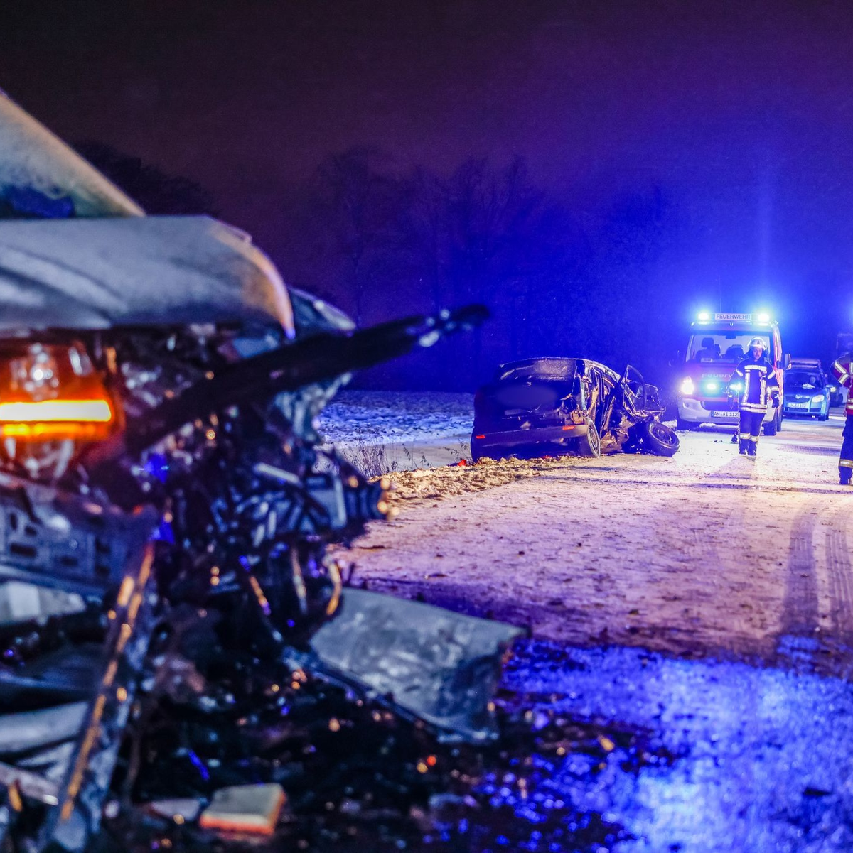 Unfallfahrzeuge stehen auf der schneebedeckten Straße bei Heilsbronn. - Foto: David Oßwald/NEWS5/dpa
