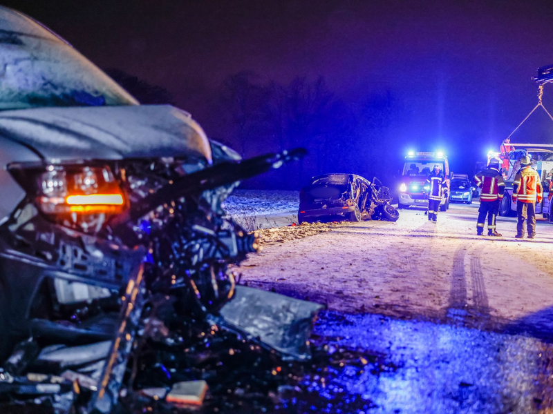 Unfallfahrzeuge stehen auf der schneebedeckten Straße bei Heilsbronn. - Foto: David Oßwald/NEWS5/dpa