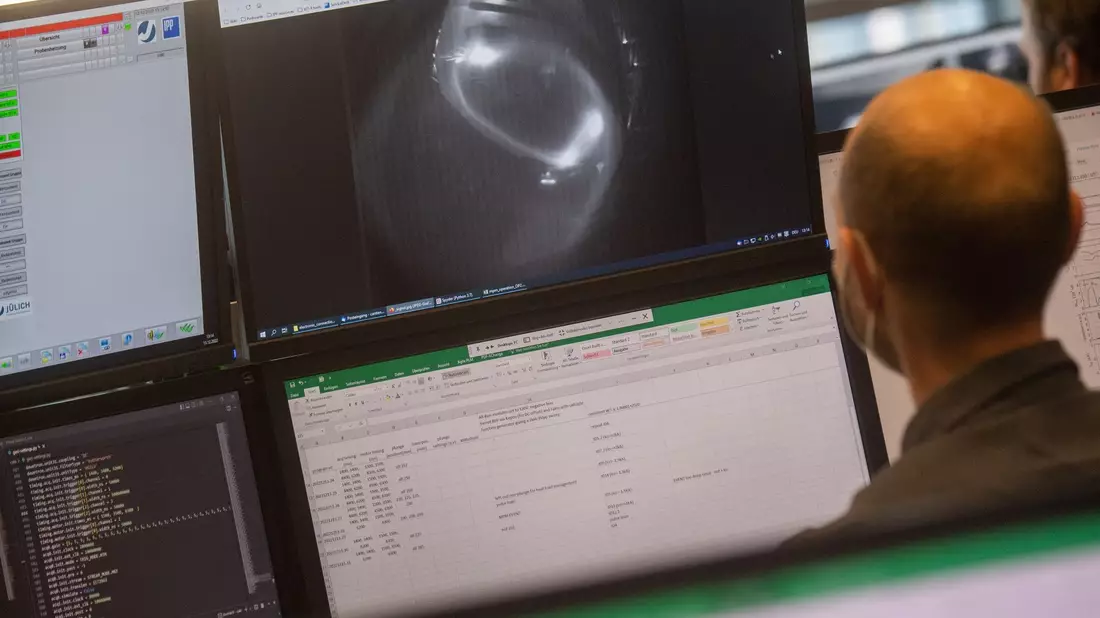 Blick auf einen Computermonitor im Kontrollraum des Fusionsexperiments Wendelstein 7-X. - Bild: Stefan Sauer/dpa