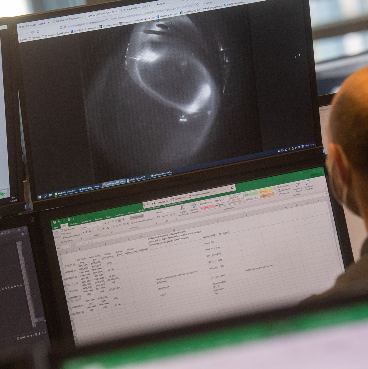 Blick auf einen Computermonitor im Kontrollraum des Fusionsexperiments Wendelstein 7-X. - Foto: Stefan Sauer/dpa