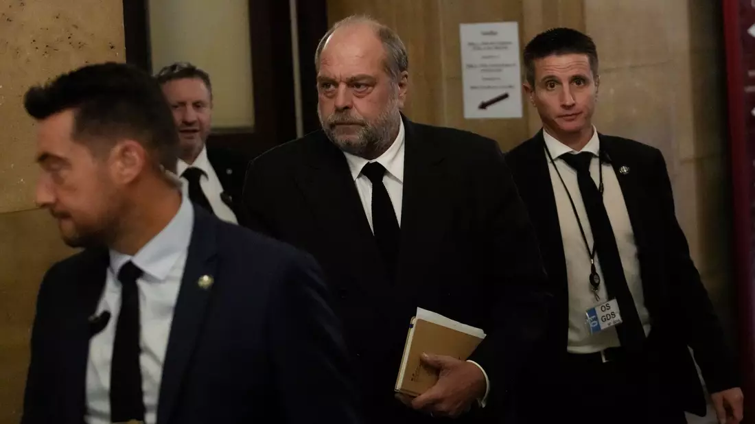Der französische Justizminister Éric Dupond-Moretti (M) trifft im Gericht ein. Der Minister muss sich wegen angeblicher Interessenkonflikte und Amtsmissbrauchs verantworten. - Bild: Christophe Ena/AP/dpa