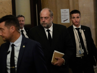 Der französische Justizminister Éric Dupond-Moretti (M) trifft im Gericht ein. Der Minister muss sich wegen angeblicher Interessenkonflikte und Amtsmissbrauchs verantworten. - Foto: Christophe Ena/AP/dpa