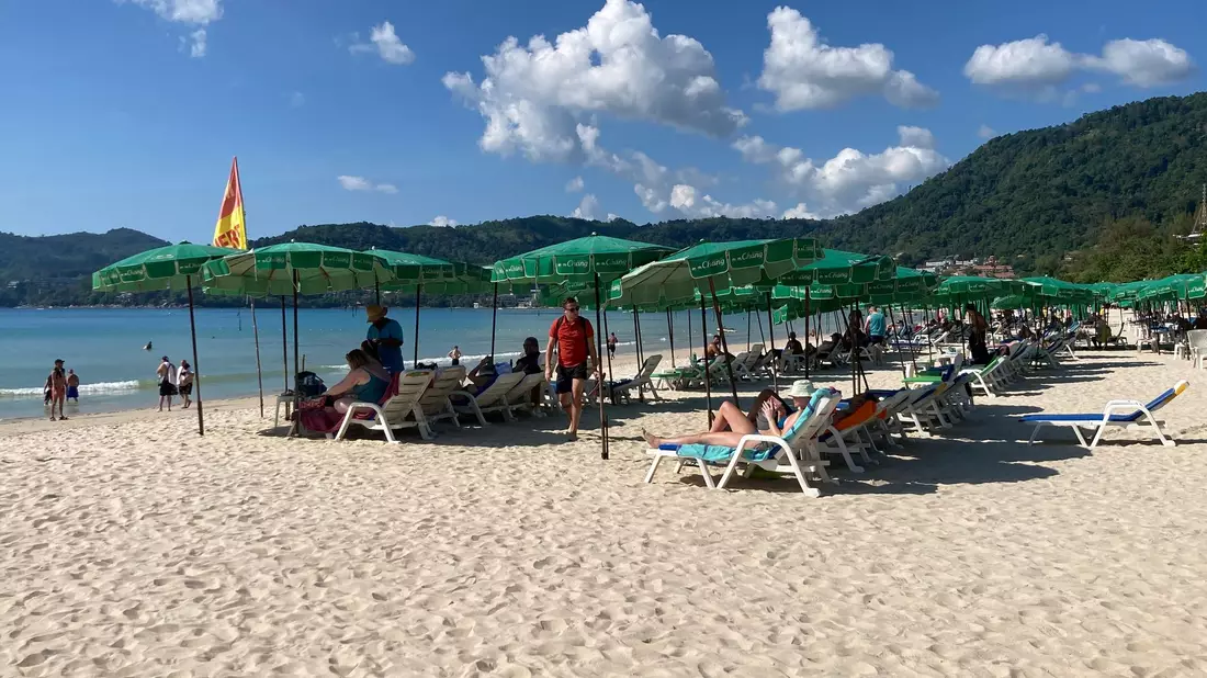 Urlauber am Strand von Patong auf Phuket. - Bild: Carola Frentzen/dpa