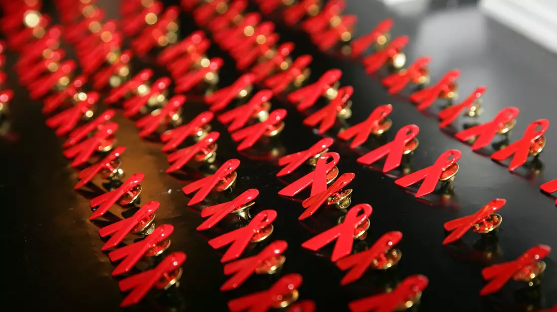 Rote Schleifen stehen für den Kampf gegen HIV - in vielen Ländern werden gefährdete Gruppen jedoch unterdrückt. (Archiv) - Bild: Jens Kalaene/dpa-Zentralbild/dpa