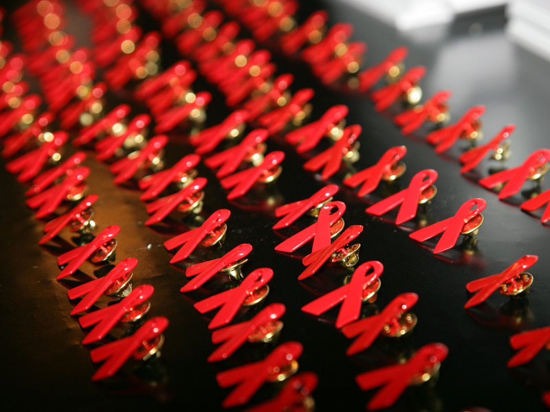 Die rote Schleife steht für den Kampf gegen Aids. - Foto: Jens Kalaene/dpa-Zentralbild/dpa