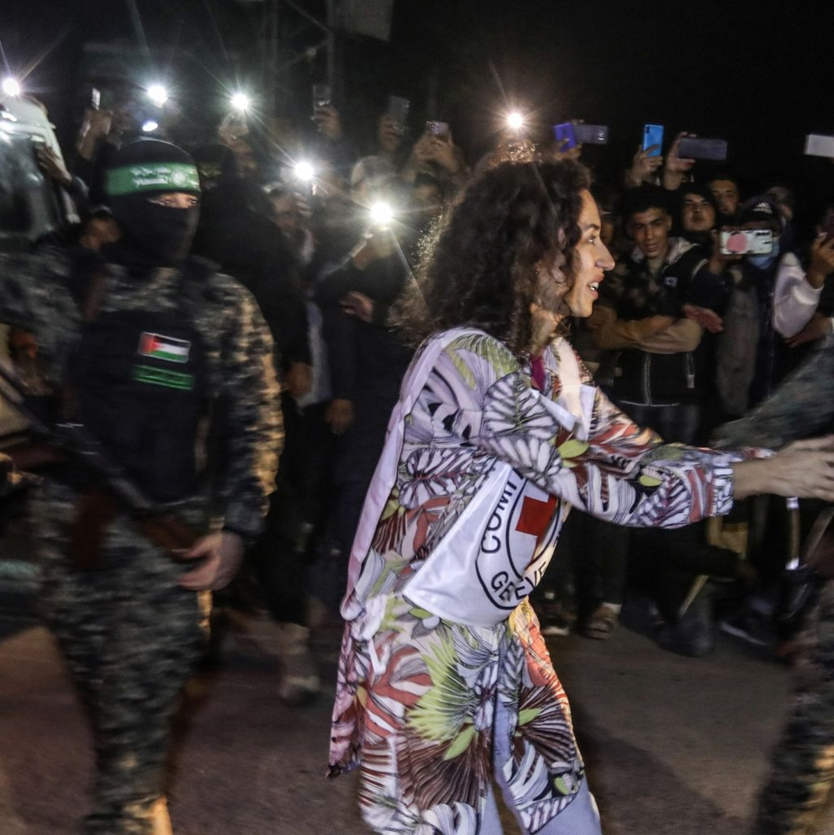 Kämpfer der Hamas und des Islamischen Dschihad übergeben dem Roten Kreuz in Rafah freigelassene Geiseln. - Foto: Stringer/dpa