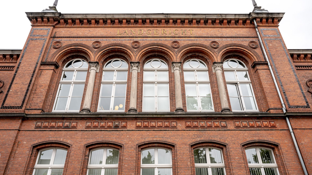 Das Landgericht Verden verhandelt über die Schuld einer Mitarbeiterin eines Pädagogik-Zentrums nach dem Unfalltod eines Jungen. - Foto: Mohssen Assanimoghaddam/dpa