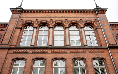 Das Landgericht Verden verhandelte ĂŒber die Schuld einer Mitarbeiterin eines PĂ€dagogik-Zentrums nach dem Unfalltod eines Jungen. - Foto: Mohssen Assanimoghaddam/dpa Das Landgericht Verden verhandelte ĂŒber die Schuld einer Mitarbeiterin eines PĂ€dagogik-Zentrums nach dem Unfalltod eines Jungen. - Foto: Mohssen Assanimoghaddam/dpa