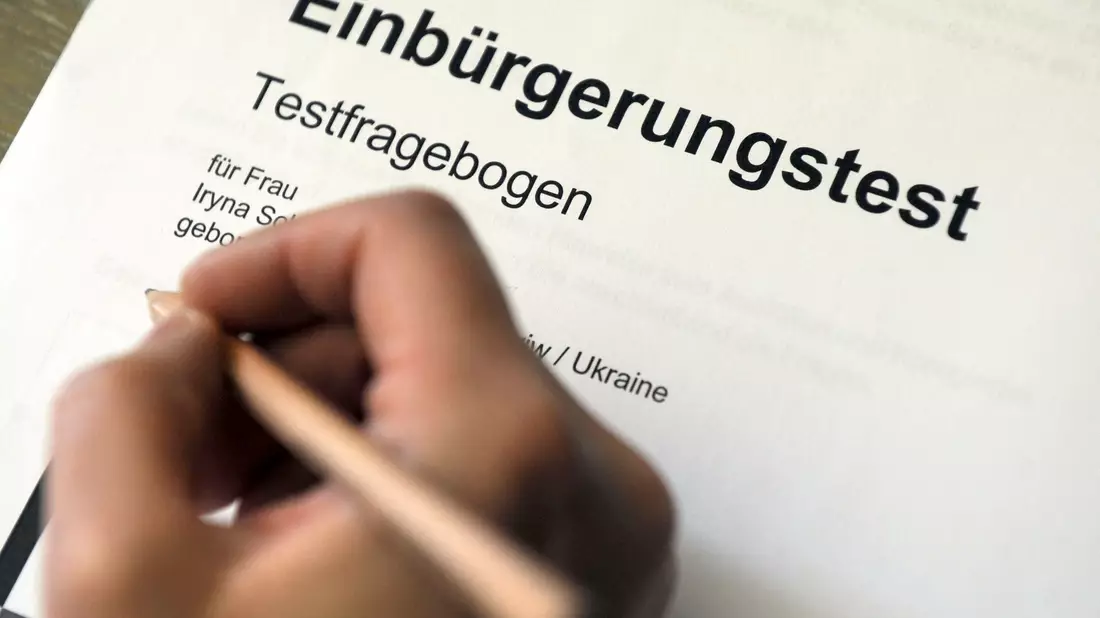 Erfolgreich absolvierte Sprachtests werden nicht nur für die Einbürgerung verlangt, sondern in vielen Fällen auch für den Familiennachzug. (Symbolbild) - Bild: Uli Deck/dpa
