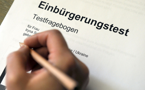 Auf schriftliche Deutsch-Prüfungen und einen Einbürgerungstest soll bei älteren Menschen, die einst über staatliche Abkommen als Arbeitskräfte ins Land gekommen waren, verzichtet werden. - Foto: Uli Deck/dpa