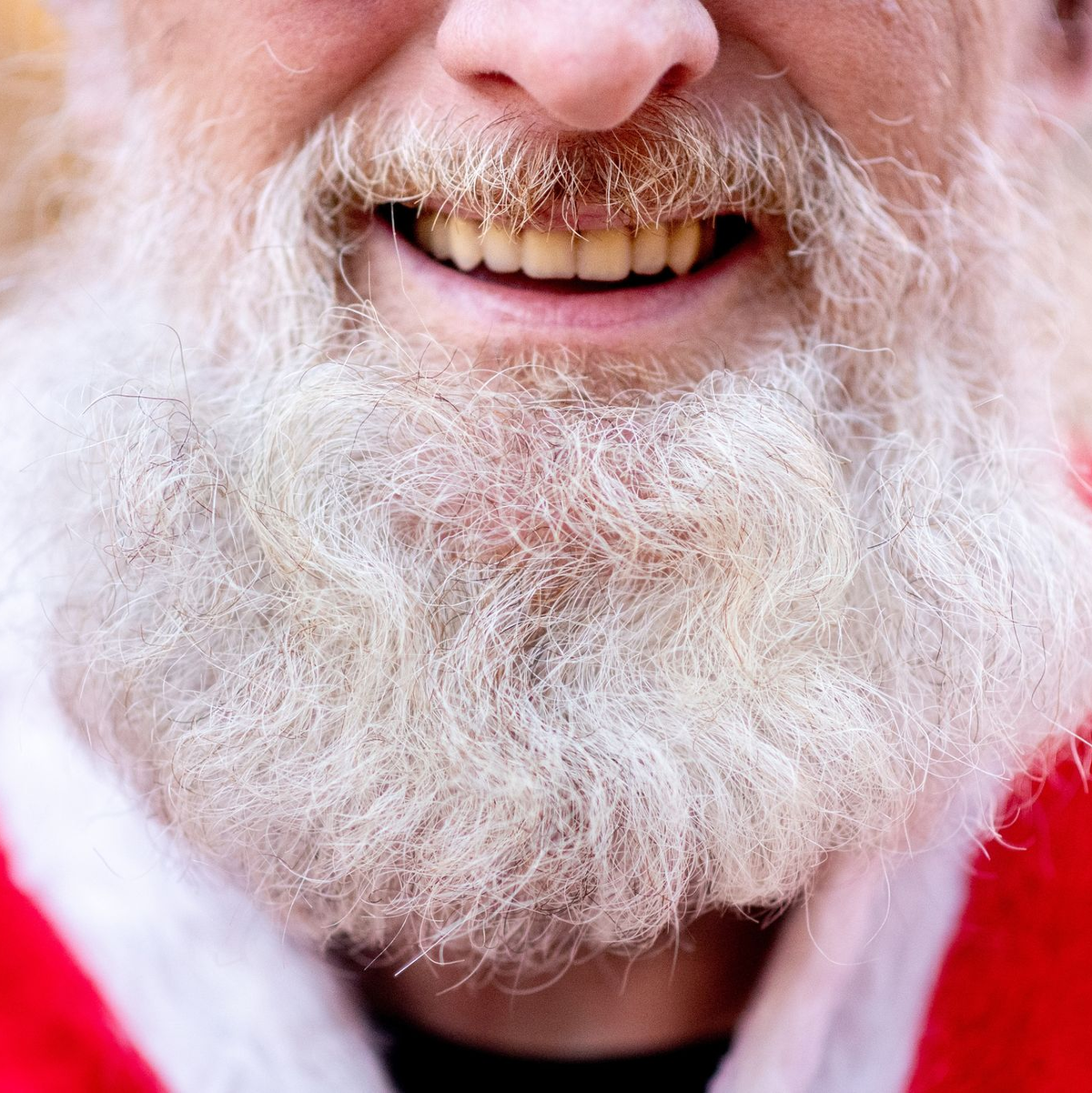 Auch Weihnachtsmänner müssen sich gut auf alle Eventualitäten vorbereiten. - Foto: Hauke-Christian Dittrich/dpa