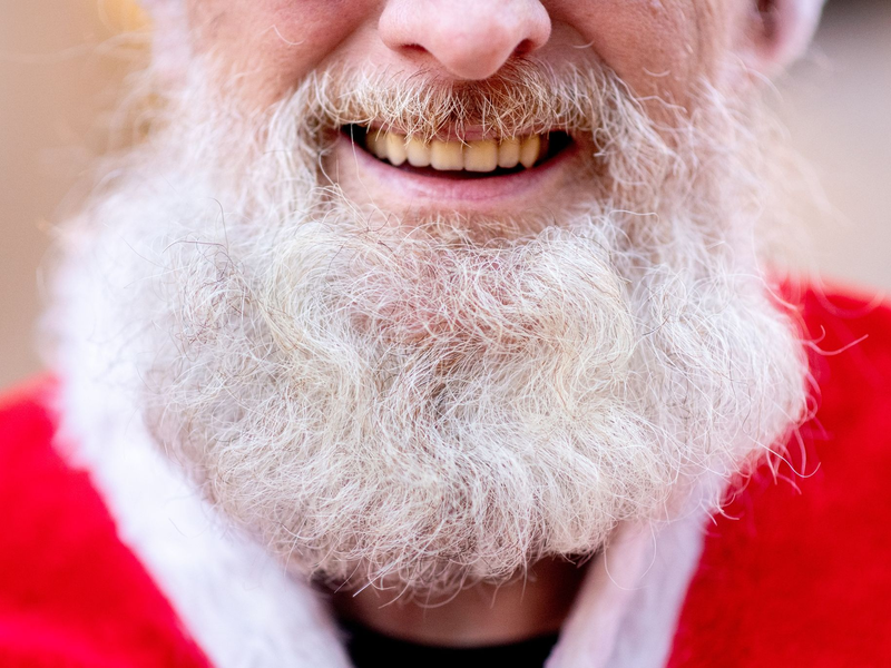 Auch Weihnachtsmänner müssen sich gut auf alle Eventualitäten vorbereiten. - Foto: Hauke-Christian Dittrich/dpa