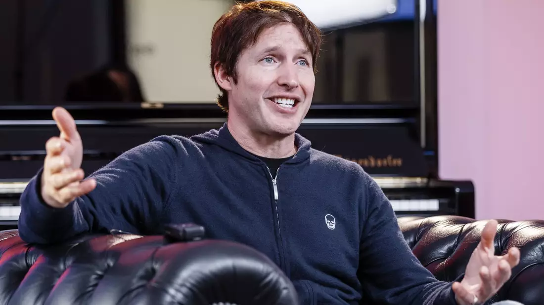 «Wir denken nur an unsere eigenen Interessen und an niemanden sonst», sagt der britische Singer-Songwriter James Blunt. - Bild: Markus Scholz/dpa