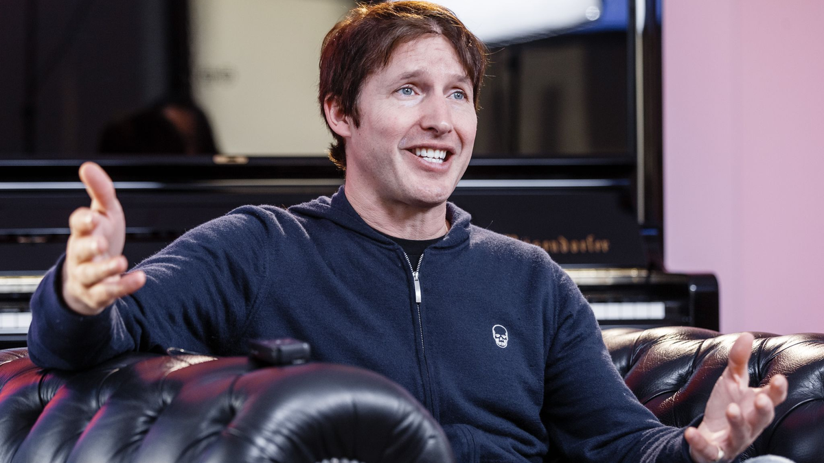 «Wir denken nur an unsere eigenen Interessen und an niemanden sonst», sagt der britische Singer-Songwriter James Blunt. - Foto: Markus Scholz/dpa