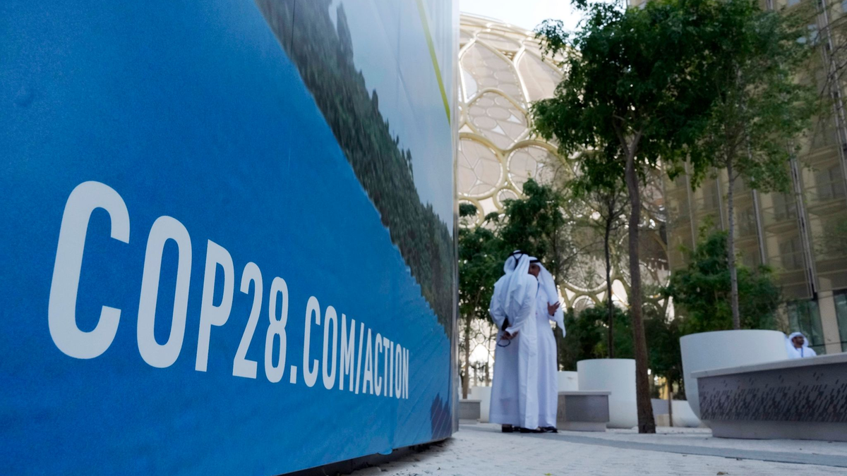 Beim COP28-Treffen in Dubai wollen mehr als 190 Länder die erste große Bestandsaufnahme der Umsetzung der Pariser Klimakonferenz 2015 erstellen. - Foto: Peter Dejong/AP