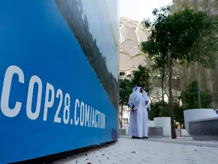 Beim COP28-Treffen in Dubai wollen mehr als 190 Länder die erste große Bestandsaufnahme der Umsetzung der Pariser Klimakonferenz 2015 erstellen. - Foto: Peter Dejong/AP