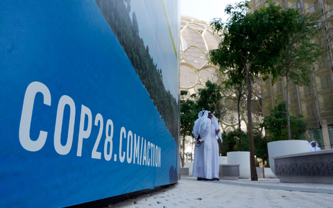 Beim COP28-Treffen in Dubai wollen mehr als 190 Länder die erste große Bestandsaufnahme der Umsetzung der Pariser Klimakonferenz 2015 erstellen. - Foto: Peter Dejong/AP