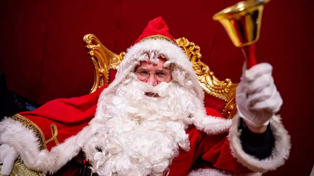 Hansjörg Rodewald als Weihnachtsmann verkleidet klingelt bei einem Workshop für neue Weihnachtsmänner mit einer Glocke. - Bild: Fabian Sommer/dpa