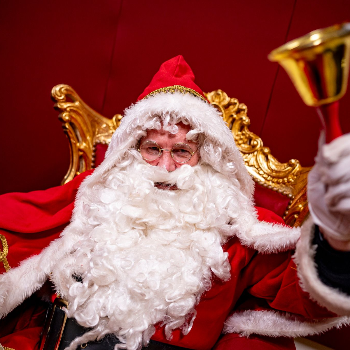Hansjörg Rodewald als Weihnachtsmann verkleidet klingelt bei einem Workshop für neue Weihnachtsmänner mit einer Glocke. - Foto: Fabian Sommer/dpa
