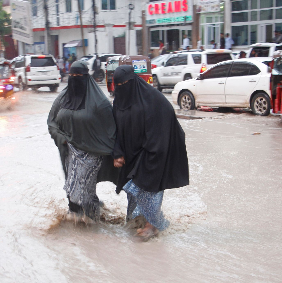 Die schlimmsten Überschwemmungen, die Somalia seit Jahrzehnten heimgesucht haben, haben viele Menschen getötet und Tausende gezwungen, aus ihren Häusern zu fliehen. - Foto: Farah Abdi Warsameh/AP/dpa