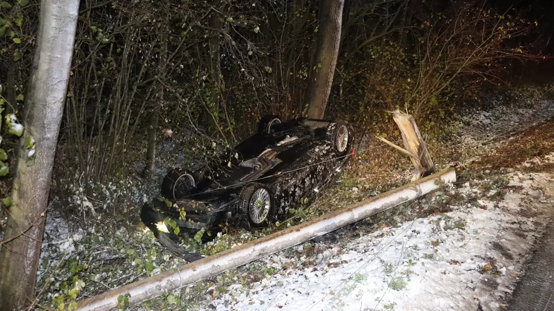 POL-HF: Glatte Fahrbahn sorgt für Unfall- BMW schleudert in Graben - Bild: presseportal.de