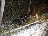 POL-HF: VW kollidiert mit geparktem Fahrzeug - Mann aus Lage bei Unfall verletzt - Foto: presseportal.de