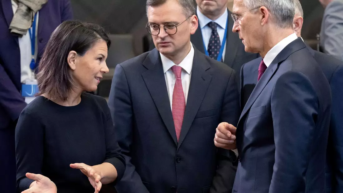 Bundesaußenministerin Annalena Baerbock im Gespräch mit ihrem ukrainischen Amtskollegen Dmytro Kuleba (M) und Nato-Generalsekretär Jens Stoltenberg. - Bild: Saul Loeb/AFP Pool via AP/dpa