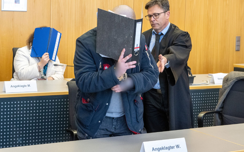 Im Landgericht weist ein Verteidiger seinem Klienten seinen Platz auf der Anklagebank. Dieser musste sich gemeinsam mit seiner Partnerin wegen Mordes verantworten. - Foto: Stefan Puchner/dpa