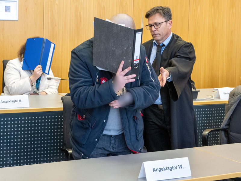 Im Landgericht weist ein Verteidiger seinem Klienten seinen Platz auf der Anklagebank. Dieser musste sich gemeinsam mit seiner Partnerin wegen Mordes verantworten. - Foto: Stefan Puchner/dpa