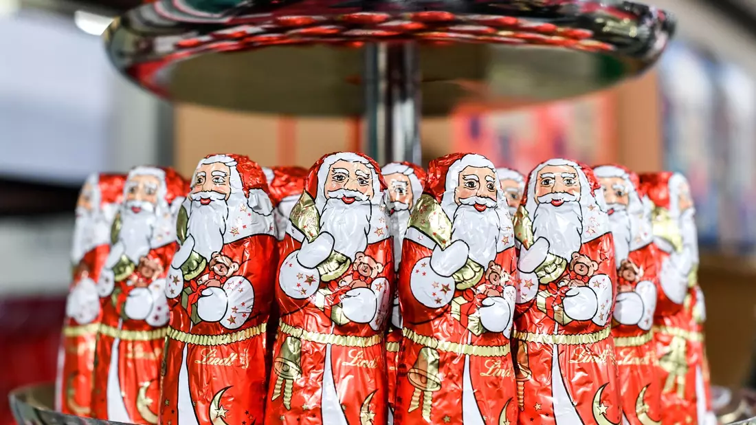 Schoko-Weihnachtsmänner im Berliner Kaufhaus des Westens: Zum Nikolaustag am 6. Dezember können die Einzelhändler in Deutschland in diesem Jahr mit Umsätzen von mehr als einer Milliarde Euro rechnen. - Bild: Jens Kalaene/dpa-Zentralbild/dpa