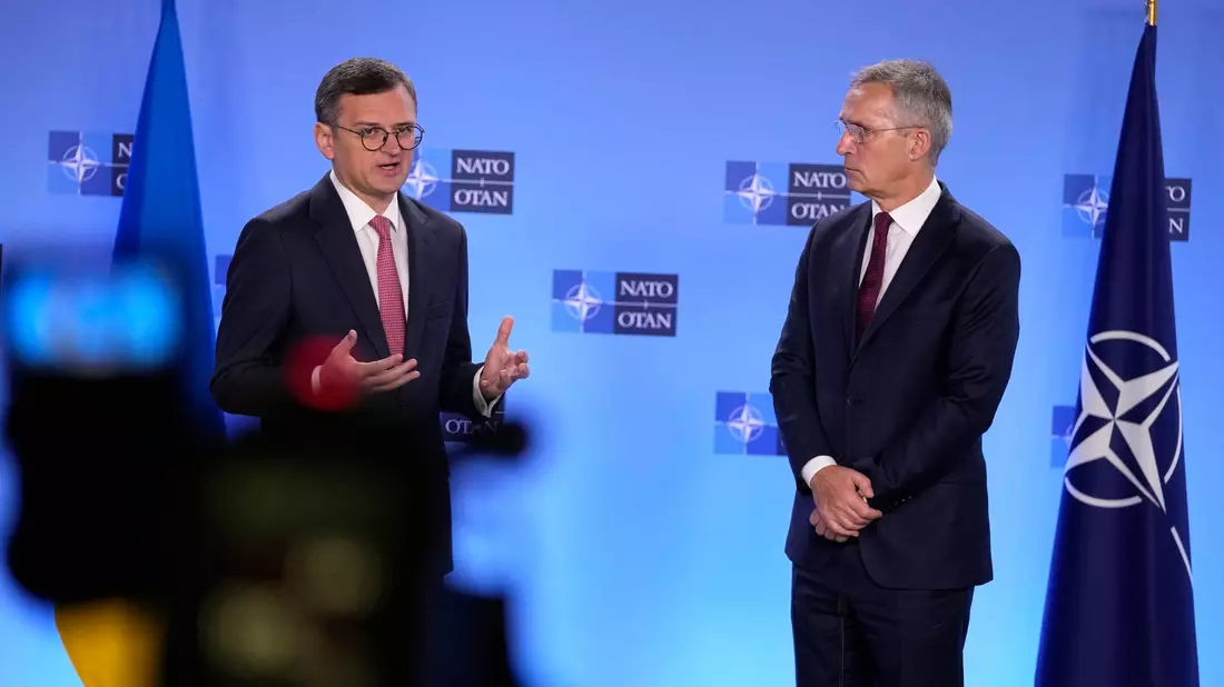 Der ukrainische Außenminister Dmytro Kuleba (l) und Nato-Generalsekretär Jens Stoltenberg in Brüssel. - Bild: Virginia Mayo/AP