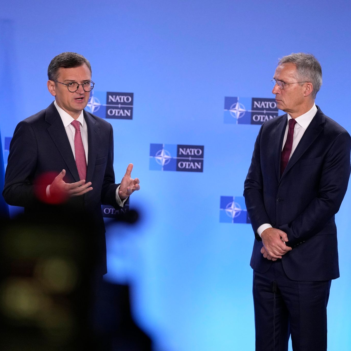 Der ukrainische Außenminister Dmytro Kuleba (l) und Nato-Generalsekretär Jens Stoltenberg in Brüssel. - Foto: Virginia Mayo/AP