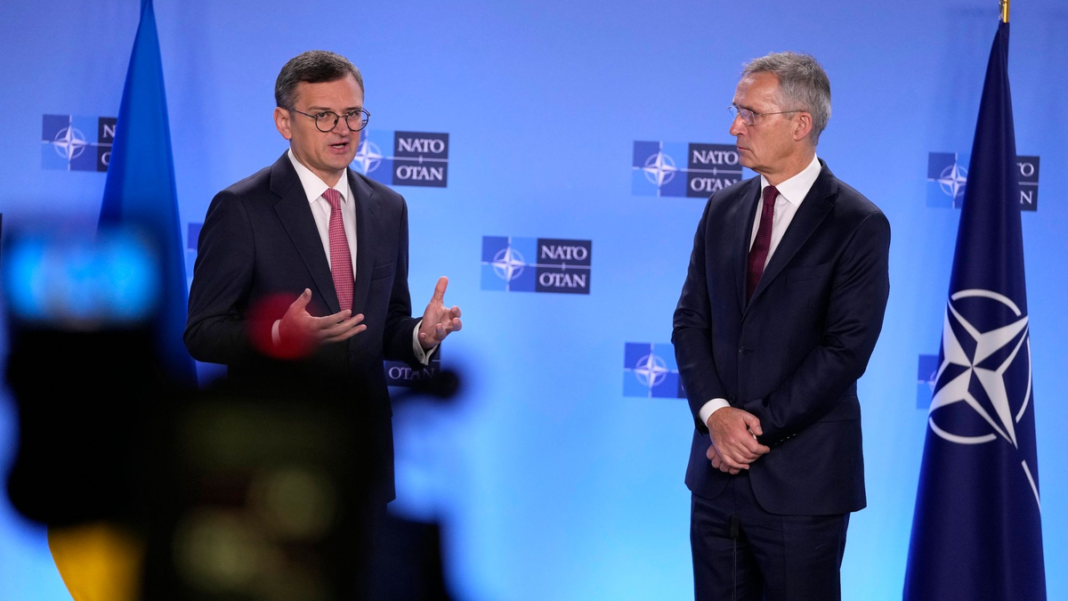 Der ukrainische Außenminister Dmytro Kuleba (l) und Nato-Generalsekretär Jens Stoltenberg in Brüssel. - Foto: Virginia Mayo/AP