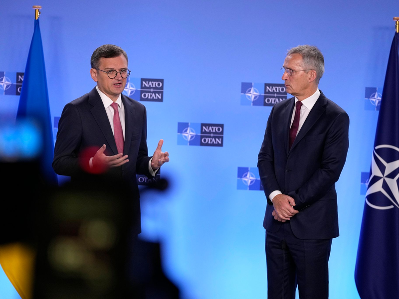 Der ukrainische Außenminister Dmytro Kuleba (l) und Nato-Generalsekretär Jens Stoltenberg in Brüssel. - Foto: Virginia Mayo/AP