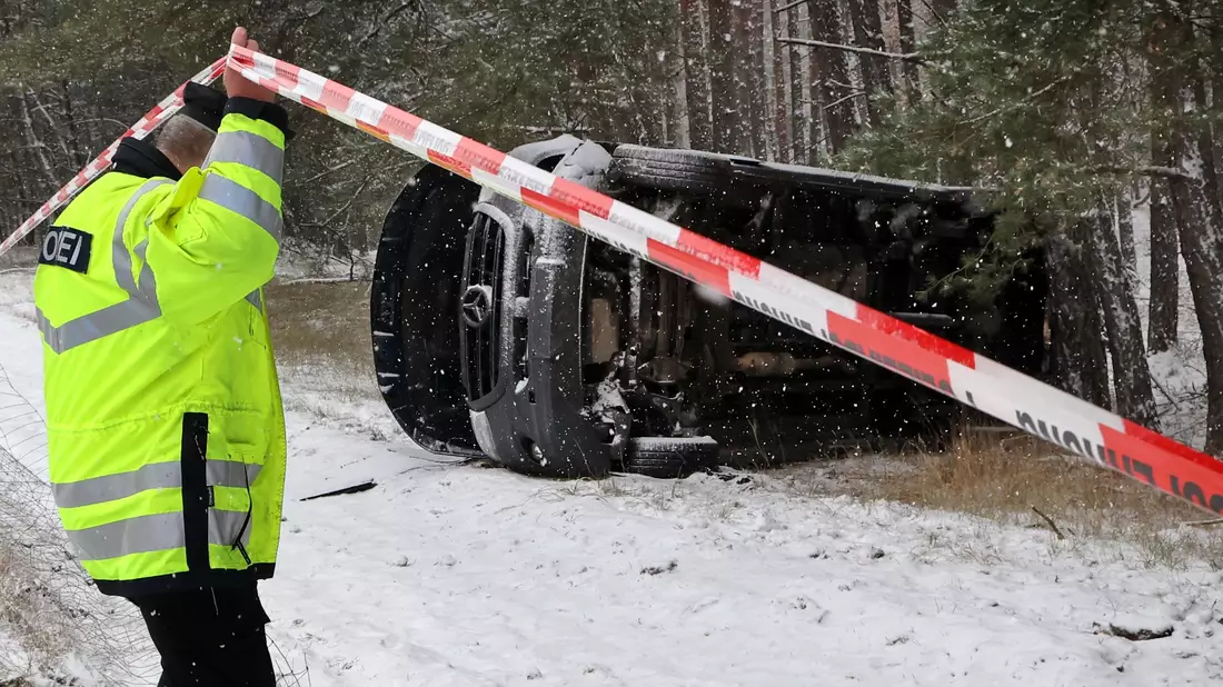 Bei Malchow in Mecklenburg-Vorpommern liegt ein Transporter neben der Autobahn A19 im verschneiten Wald. - Bild: Bernd Wüstneck/dpa
