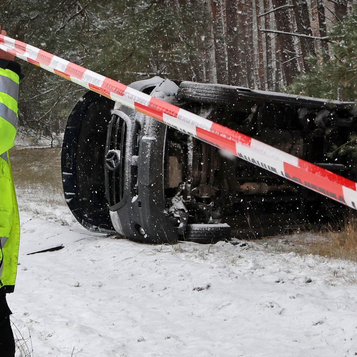 Bei Malchow in Mecklenburg-Vorpommern liegt ein Transporter neben der Autobahn A19 im verschneiten Wald. - Foto: Bernd Wüstneck/dpa