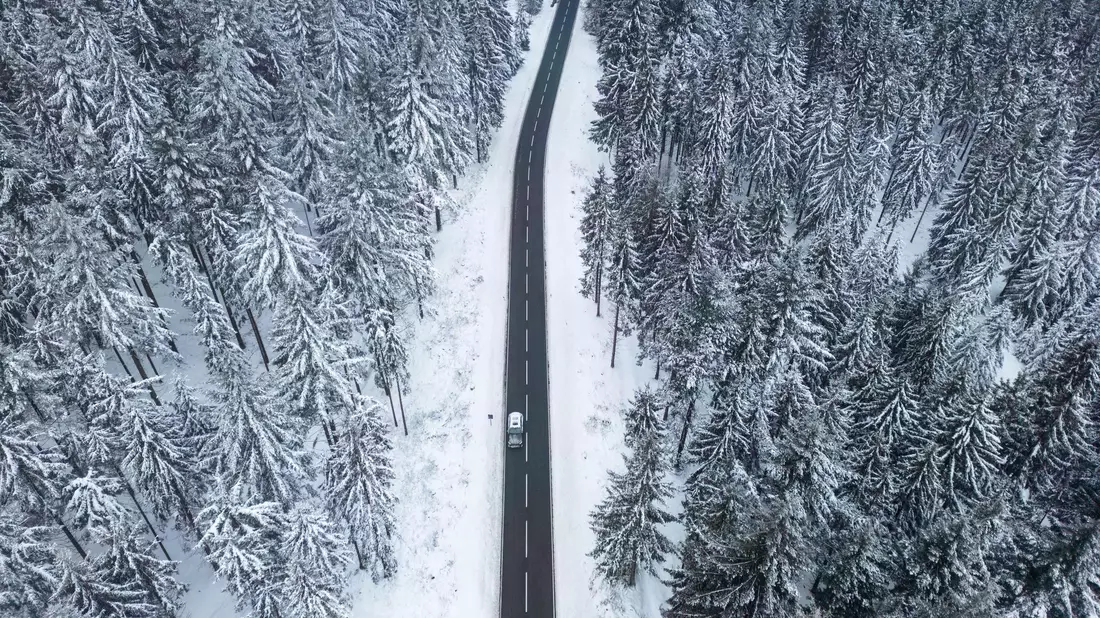 Idyllische Straße im Taunus: Auch in den kommenden Tagen soll es winterlich kalt bleiben. - Bild: Boris Roessler/dpa