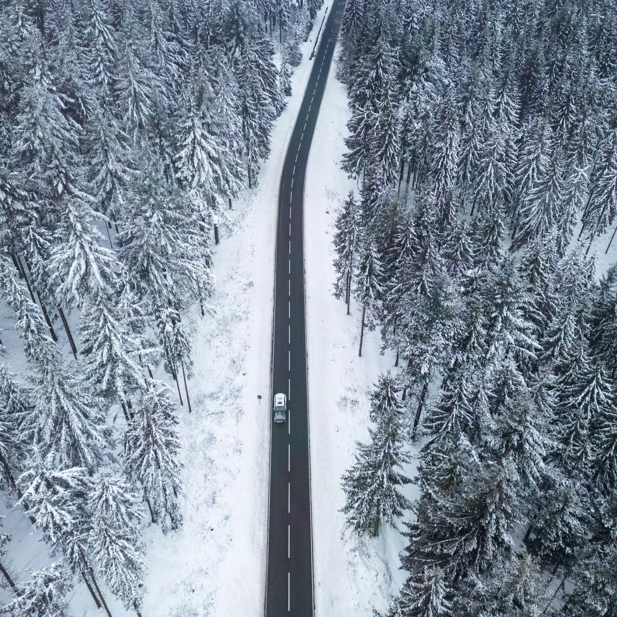 Idyllische Straße im Taunus: Auch in den kommenden Tagen soll es winterlich kalt bleiben. - Foto: Boris Roessler/dpa