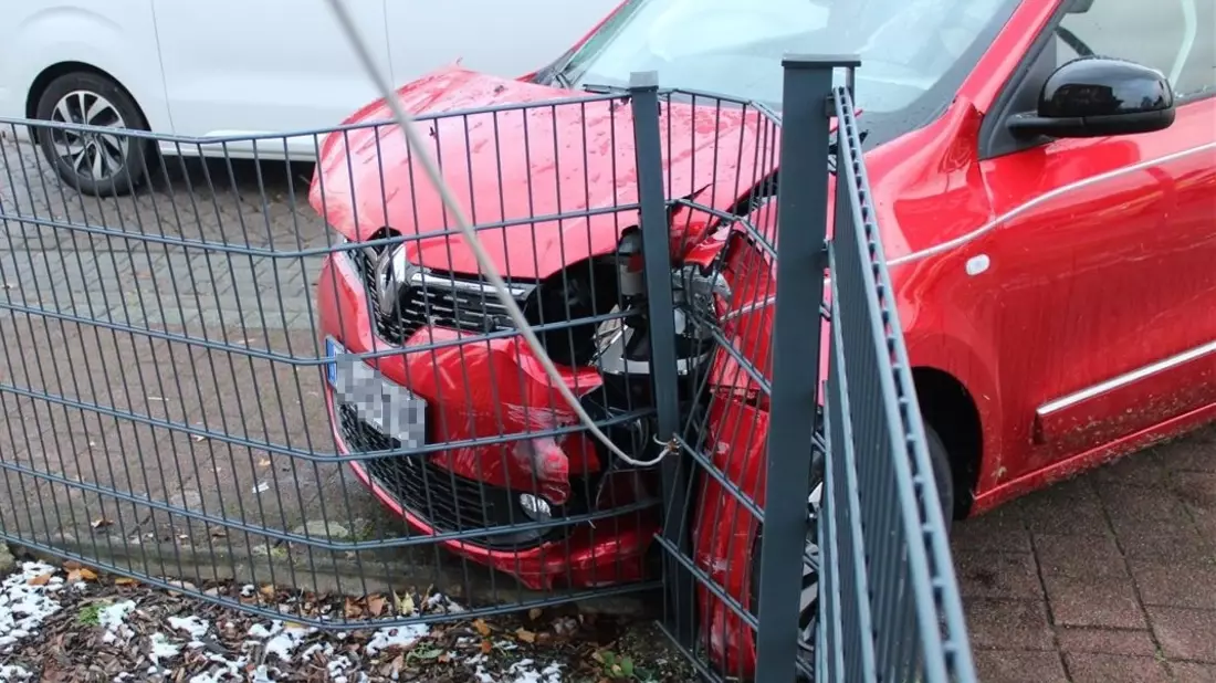 POL-MI: Unfall mit drei beteiligten Fahrzeugen - Bild: presseportal.de
