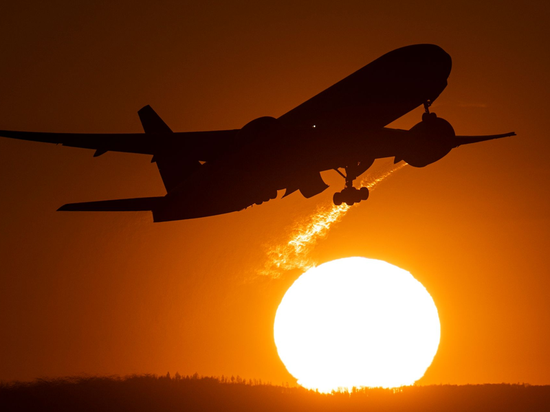 Eine Lufthansa-Maschine musste wegen des Verhalten eines Passagiers außerplanmäßig landen (Symbolbild). - Foto: Boris Roessler/dpa