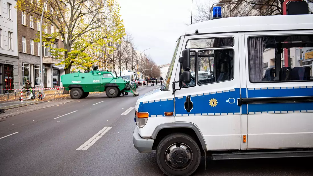 Polizeifahrzeuge und Absperrband vor einer Synagoge in Berlin. - Bild: Fabian Sommer/dpa